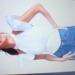 VENUS RUFFLE SLEEVE DETAIL WHITE TOP SIZE M.